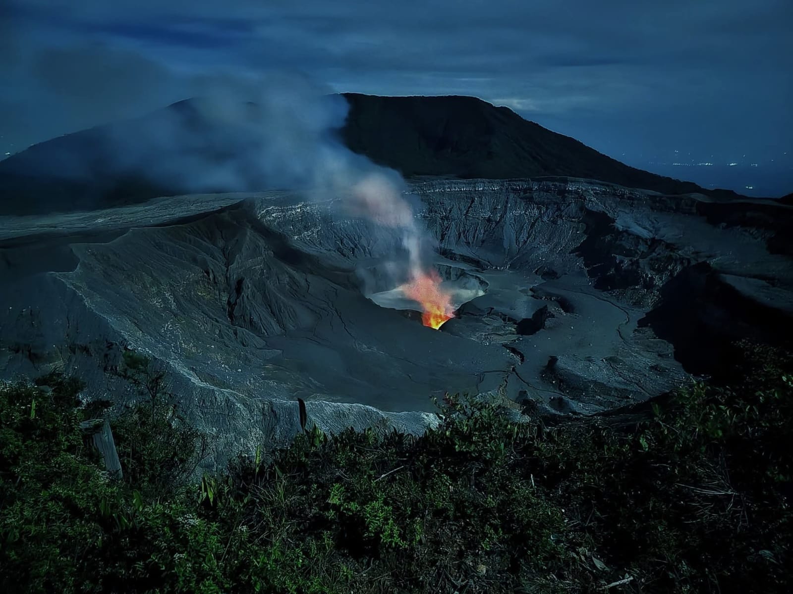 Cráter del Volcán Poás de noche con lava