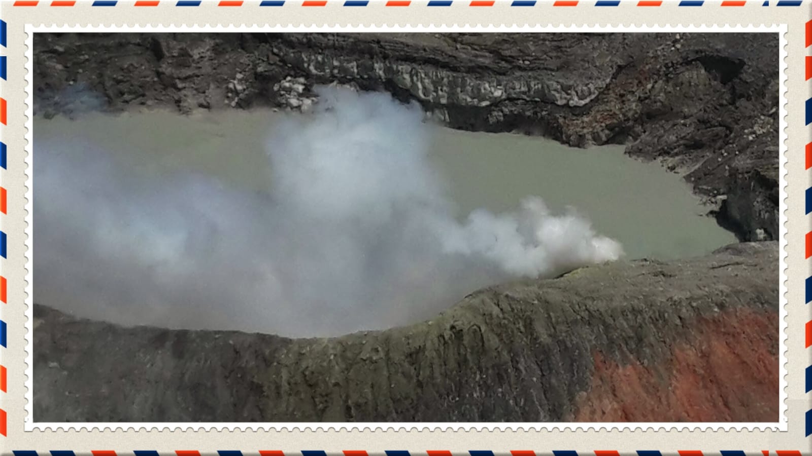 Cráter del Volcán Poás con gases y vapor