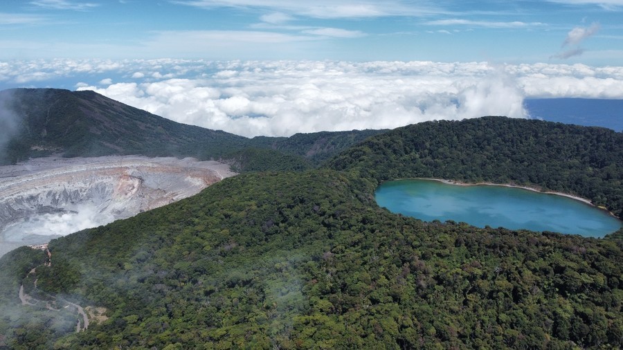 Vista aérea de los cráteres del Volcán Poás y Laguna Botos