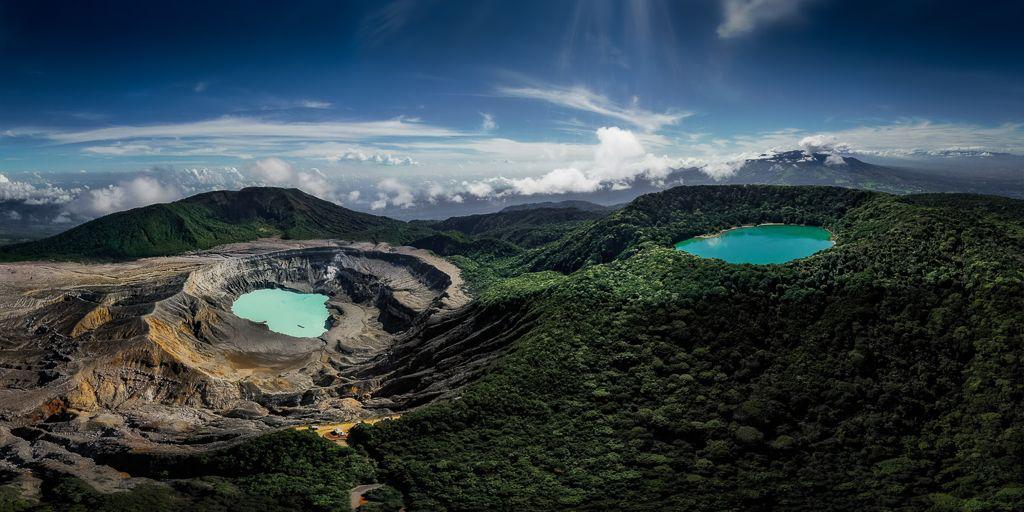 Vista panorámica aérea Volcán Poás — Cráter Principal y Laguna Botos