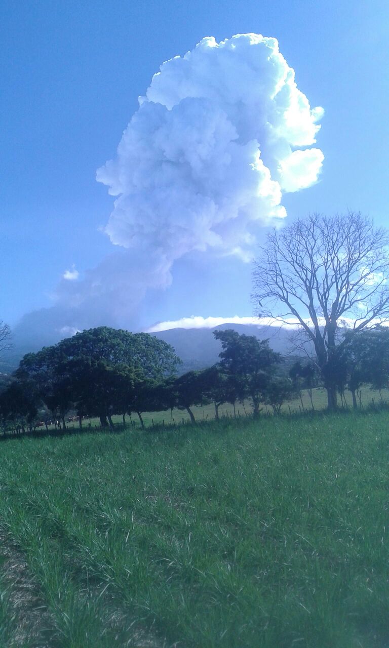 Erupción del Volcán Poás vista desde el cantón