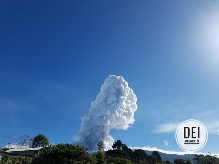 Columna eruptiva del Volcán Poás — DEI Fotografía
