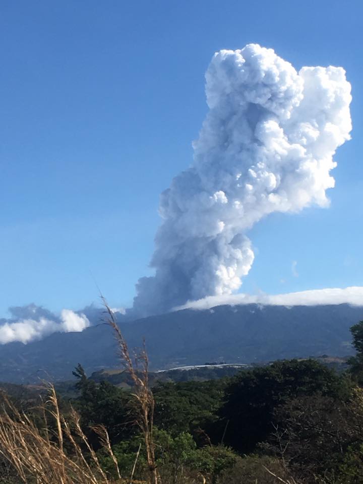 Erupción del Volcán Poás vista desde lejos